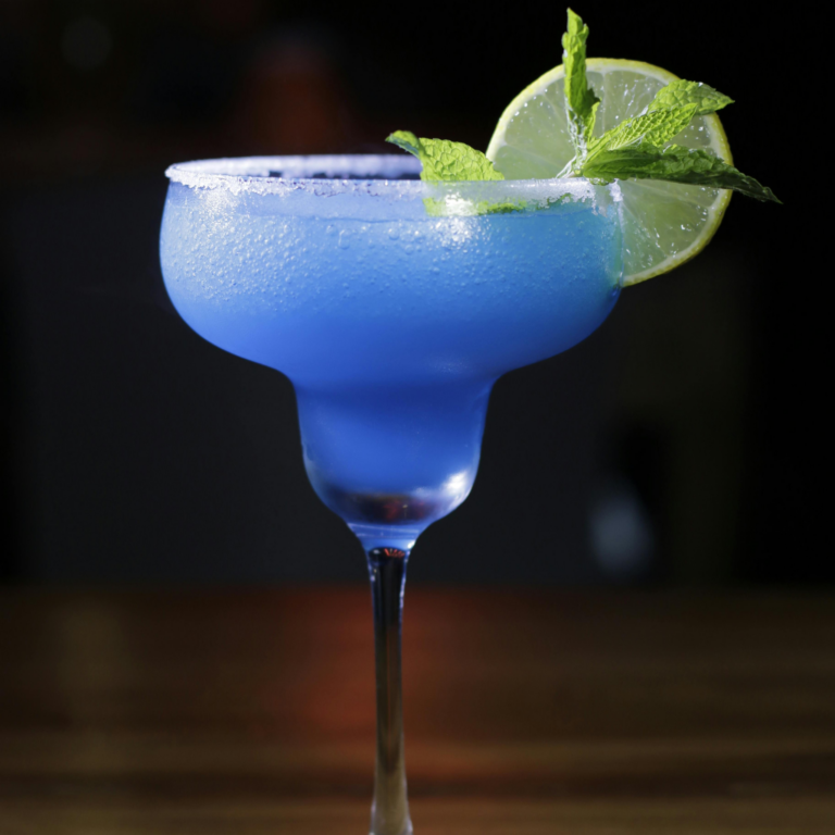 Niebieska margarita z białą tequilą, likierem Blue Curaçao i świeżym sokiem z limonki - egzotyczna odmiana klasycznego drinka, która zachwyca kolorami i smakiem