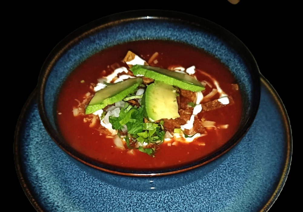 Lekko pikantna zupa meksykańska z soczystym kurczakiem, pomidorami i aromatycznymi przyprawami.